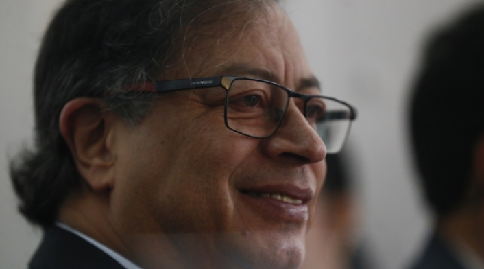 Petro firma decreto con el que se regula el uso de plásticos Petro firma decreto con el que se regula el uso de plásticos