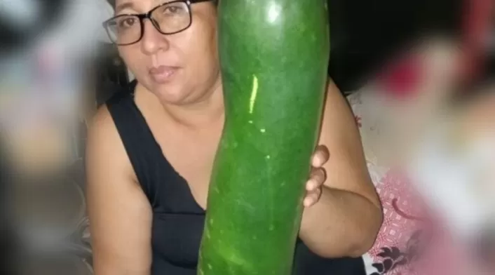 Campesina muestra pepino gigante que sembró en su finca en Córdoba