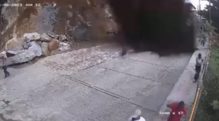 Momento exacto de caída de rocas en el Peñol Momento exacto de caída de rocas en el Peñol