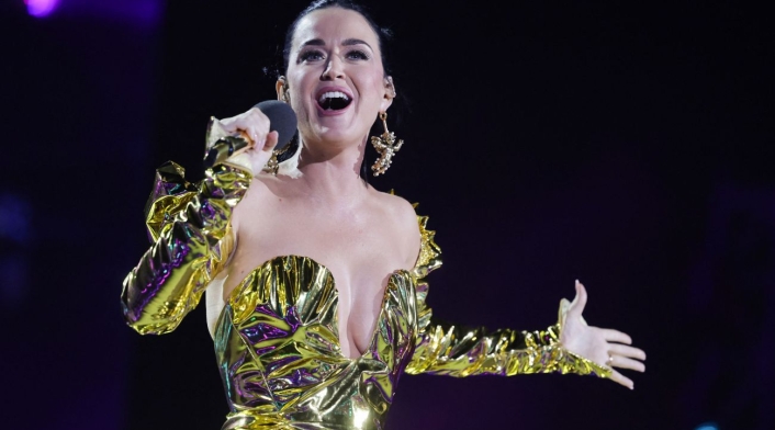 Katy Perry presentó a su hija en medio de un concierto Katy Perry cantando