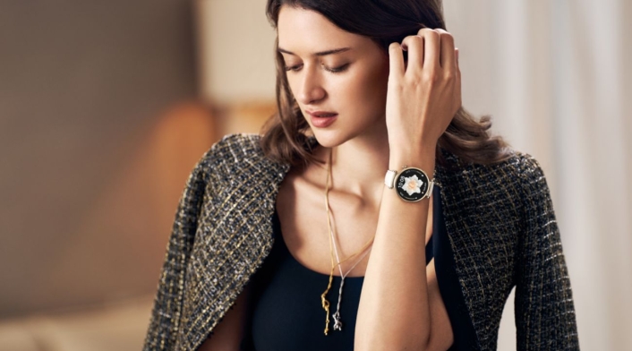 Reloj que mide la calidad del sueño e identifica las fases del sueño Mujer usa smartwatch de Huawei