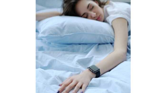 el reloj inteligente: una solución para mejorar la calidad del sueño Mujer durmiendo mientras usa un reloj inteligente