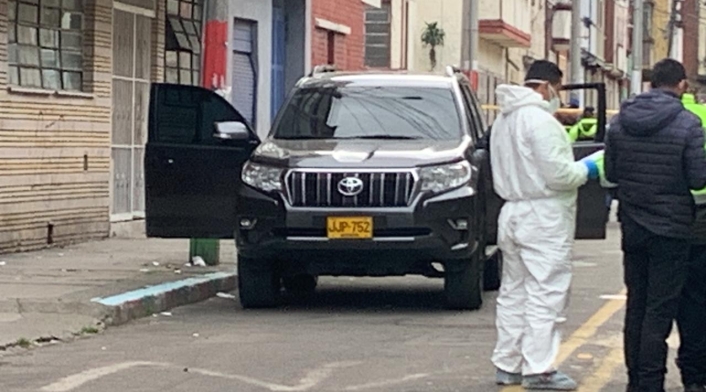 Hombre asesinado dentro de su lujosa camioneta en Bogotá Hombre asesinado dentro de su lujosa camioneta en Bogotá