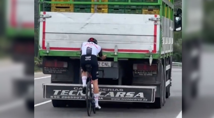 Ciclista genera polémica por entrenar agarrado a un camión Ciclista genera polémica por entrenar agarrado a un camión