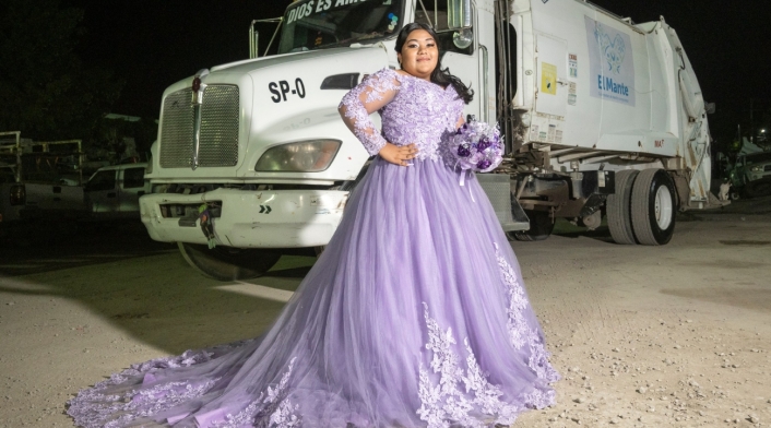 Quinceañera que posó con camión de basura Quinceañera que posó con camión de basura