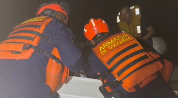 Así fue el rescate de una familia extranjera por parte de la Armada Nacional Así fue el rescate de una familia extranjera por parte de la Armada Nacional