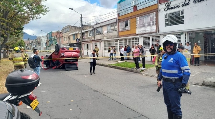 Aparatoso accidente en Bogotá: vehículo terminó volteado Aparatoso accidente en Bogotá: vehículo terminó volteado