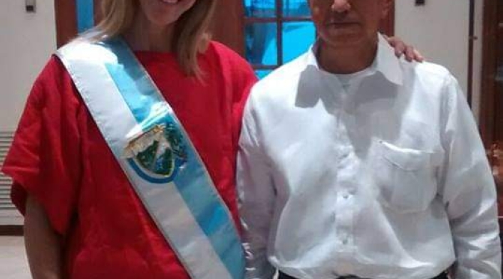 El sastre caleño con la Gobernadora electa del Valle, Dilian Francisca Toro