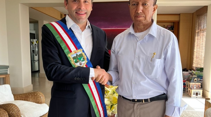 El sastre caleño con el alcalde electo, Alejandro Eder