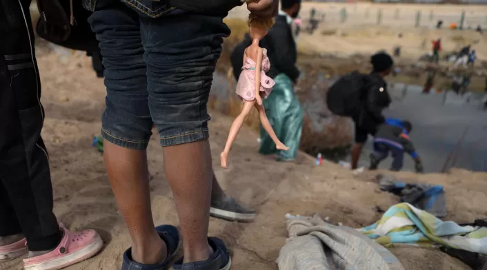 Migrantes cruzando a través de la frontera norte de México
