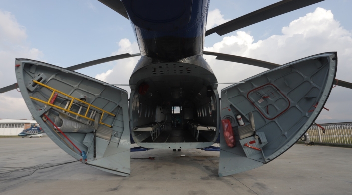 Tripulación de la empresa Helistar que apoya la extinción de incendios desde el aire