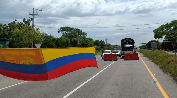 Paso restringido: manifestantes bloquean nuevamente la vía Neiva - Bogotá.