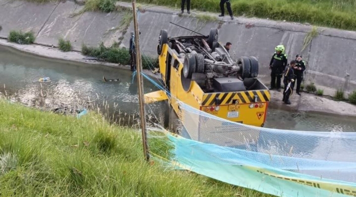 Carro de valores terminó en un canal de agua en Suba Carro de valores terminó en un canal de agua en Suba
