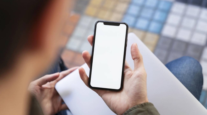 Cuidados correctos para su celular hombre usando un celular