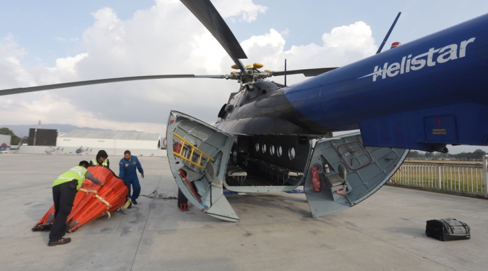 Tripulación de la empresa Helistar que apoya la extinción de incendios desde el aire