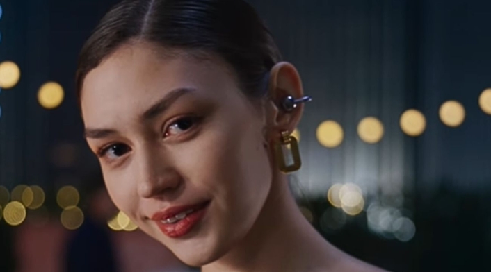 Audífonos FreeClip de Huawei: cómo son y qué características tiene Mujer usando los audífonos FreeClip de Huawei