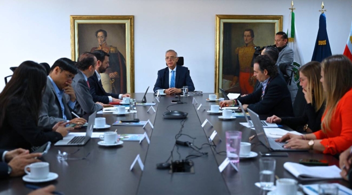 Reunión entre ministro de Defensa y alcaldes Reunión entre ministro de Defensa y alcaldes