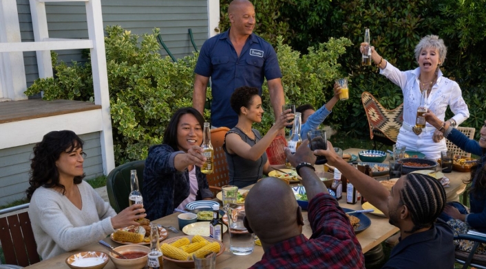 Rápido y furioso y más estrenos en HBO Max para enero Rápido y furioso X, actores compartiendo en la mesa