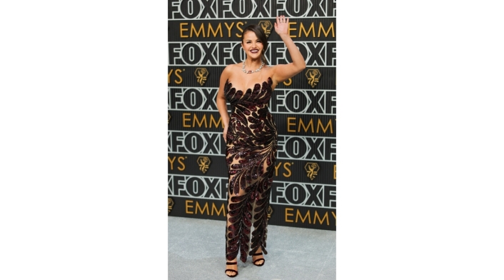 Selena Gomez alfombra plateada de los Emmy Awards Selena Gomez alfombra plateada de los Emmy Awards