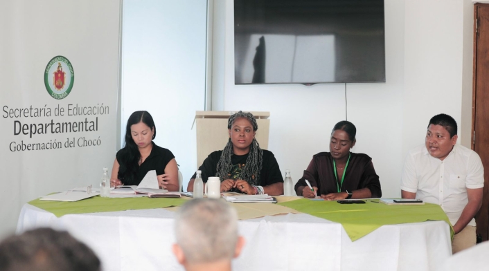 Ministra de Educación evaluó riesgos para el acceso escolar en el Chocó.