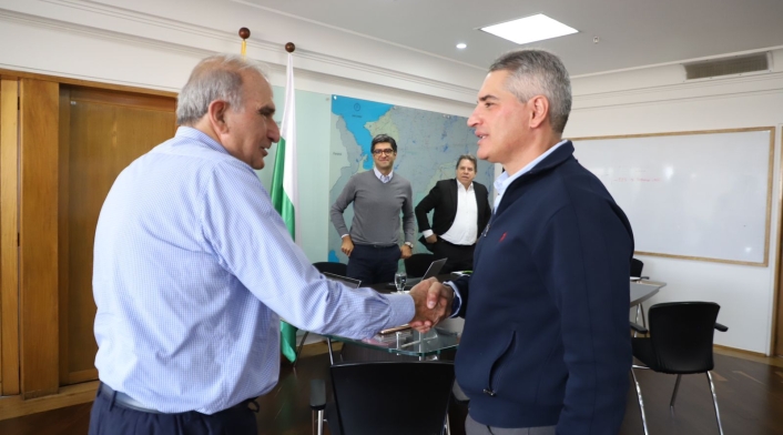 Gobernador de Antioquia y Humberto De La Calle en reunión