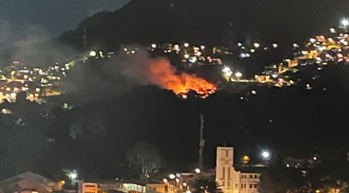 Incendio en cerros cerca a la Universidad Javeriana en Bogotá Incendio en cerros cerca a la Universidad Javeriana en Bogotá