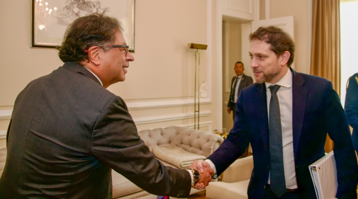 Gustavo Petro, presidente de Colombia y Jonathan Finer, consejero principal adjunto de seguridad de Estados Unidos.