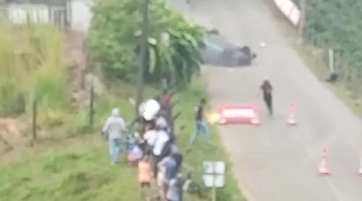 El conductor del automovil perdió el control y arrolló los espectadores