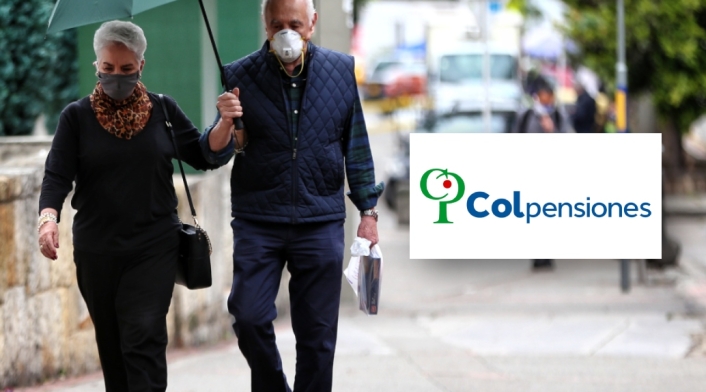 Adultos mayores pensionados caminan por una calle de Bogotá Adultos mayores pensionados caminan por una calle de Bogotá