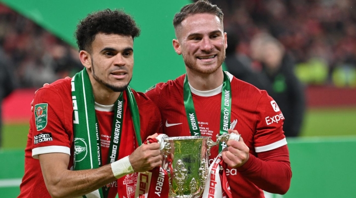 Luis Díaz y Alexis Mac Allister, celebrando la Carabao Cup Luis Díaz y Alexis Mac Allister, celebrando la Carabao Cup