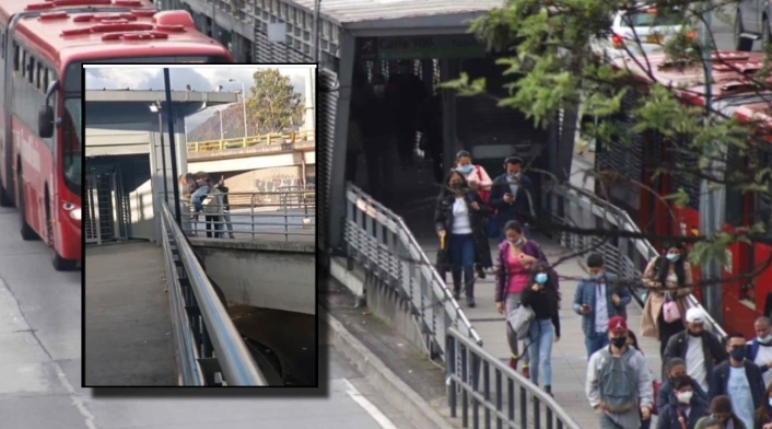 Pasajeros se arriesgan a morir por no pagar el Transmilenio Pasajeros se arriesgan a morir por no pagar el Transmilenio