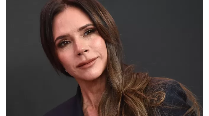 Victoria Beckham Victoria Beckham: ¡Ni un tobillo roto la detiene! La Spice Girl luce tacones con muletas.