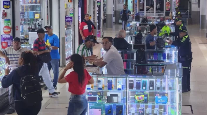 Cierran famoso centro comercial por vender celulares robados Cierran famoso centro comercial por vender celulares robados