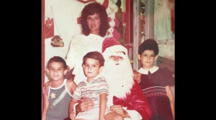 Alejandro Estrada con su mamá y hermanos Alejandro Estrada con su mamá y hermanos