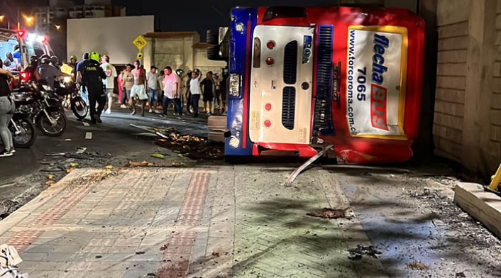 Dos personas muertas y 35 heridas dejó accidente de tránsito en Santa Marta Dos personas muertas y 35 heridas dejó accidente de tránsito en Santa Marta.