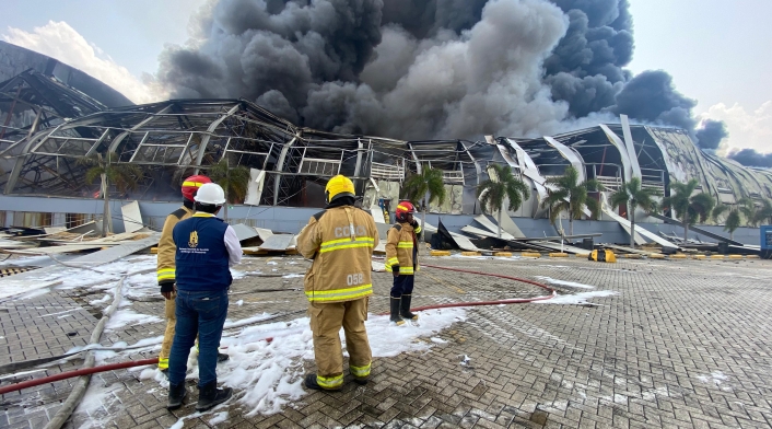 Explosión en bodega causa voraz incendio en Cartagena Explosión en bodega causa voraz incendio en Cartagena