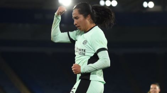 Mayra Ramírez, marcando gol con el Chelsea