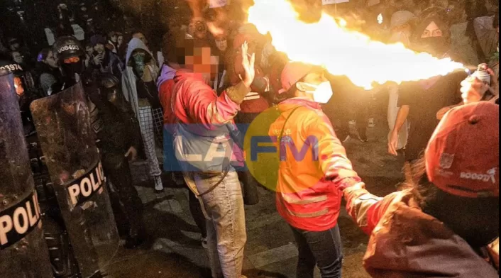 Imagen de las protestas del 8 de marzo de 2024 en Bogotá, en la Plaza de Bolívar