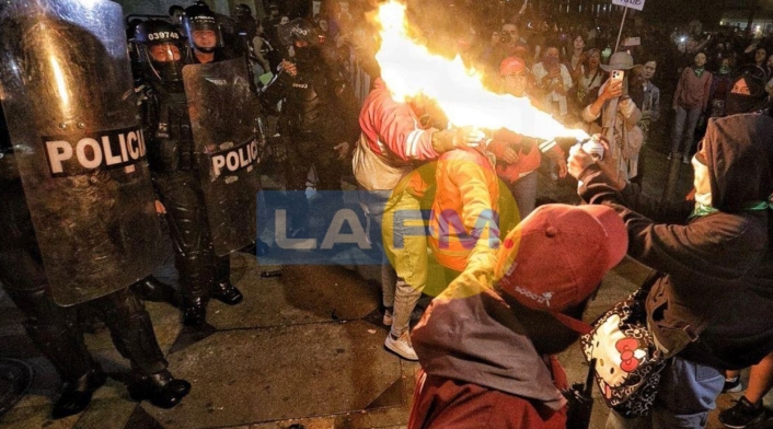 Imagen de las protestas del 8 de marzo de 2024 en Bogotá, cerca de la Plaza de Bolívar