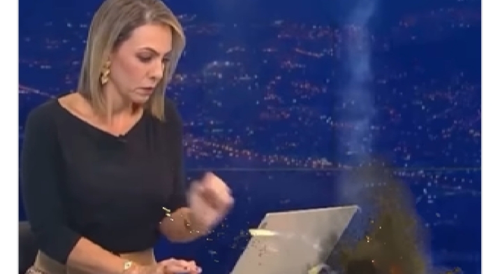 Explosión de bombillo durante noticiero ¡Impresionante! Explota un bombillo en pleno noticiero de Telemedellín