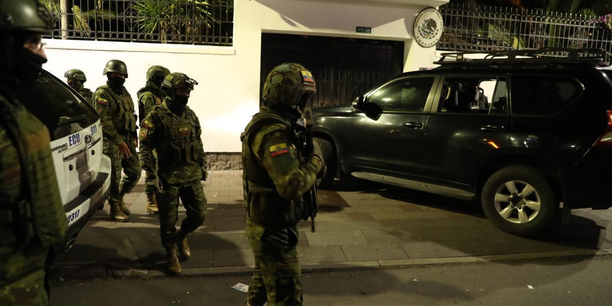 Autoridades ecuatorianas irrumpen la embajada de México.