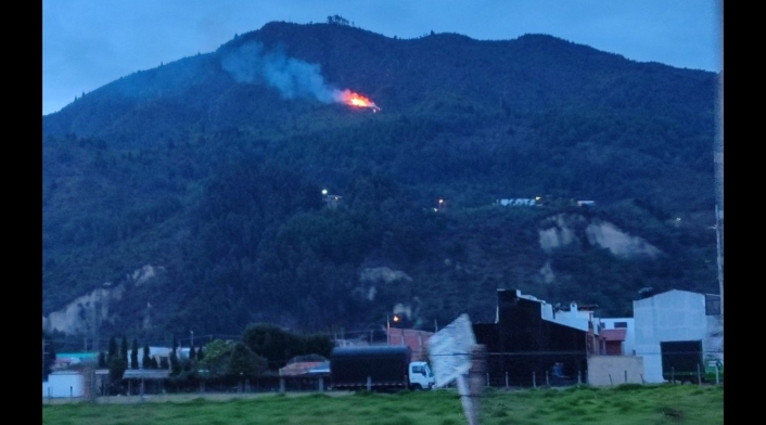 Incendio forestal en Cota, a cerca de Bogotá, fue controlado Incendio forestal en Cota, a cerca de Bogotá, fue controlado