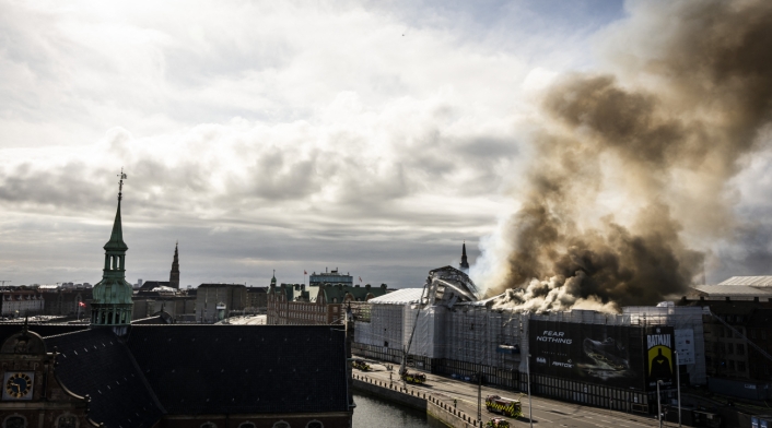 Incendio devastador consume histórica bolsa de Copenhague Incendio devastador consume histórica bolsa de Copenhague