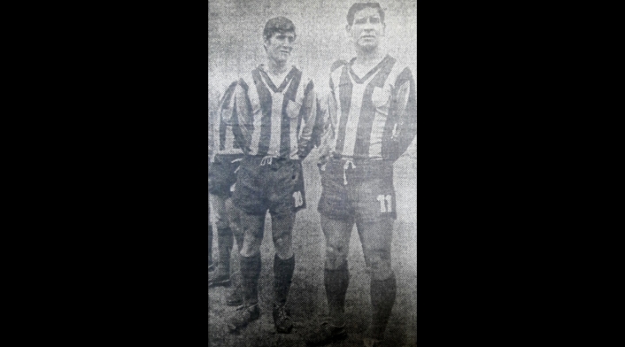 Secuestradores del vuelo 601 Eusebio Borja y Francisco Solano López con la camiseta del equipo ecuatoriano América de Ambato en 1969.