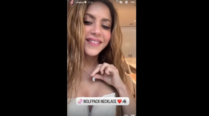 Shakira mostro el collar de su nueva colección Historia de Instagram Shakira
