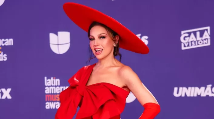 Thalía brilla en el escenario con un look y actuación memorables Thalía