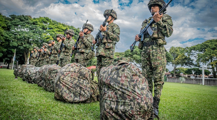 Comandante de las Fuerzas Militares dirige operaciones contra responsables de atentados terroristas.