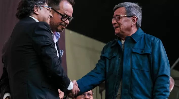 Petro cierra definitivamente diálogo con el ELN tras hechos violentos en el Catatumbo Presidente Gustavo Petro y Pablo Beltrán
