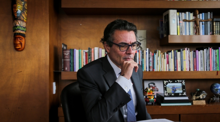 Alejandro Gaviria Alejandro Gaviria presenta tutela contra Gustavo Petro por acusaciones de desvío de recursos hacia FOMAG