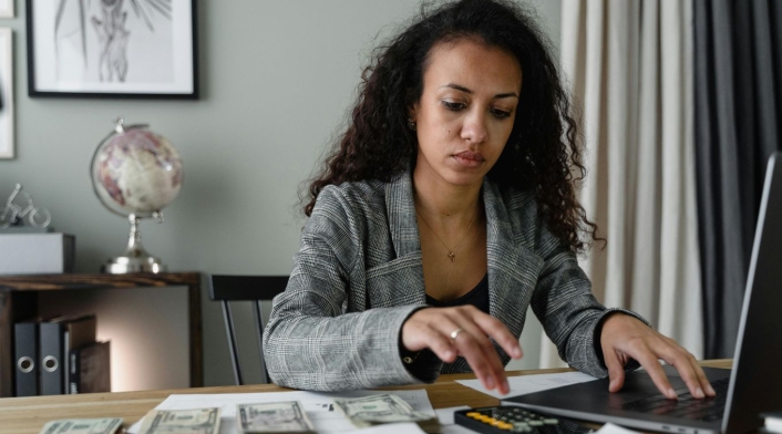 CDTs en Colombia que pagan intereses por encima del 11% Mujer contando dinero y haciendo cuentas